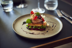 Schweinebauch mit Roter Berte und Toast